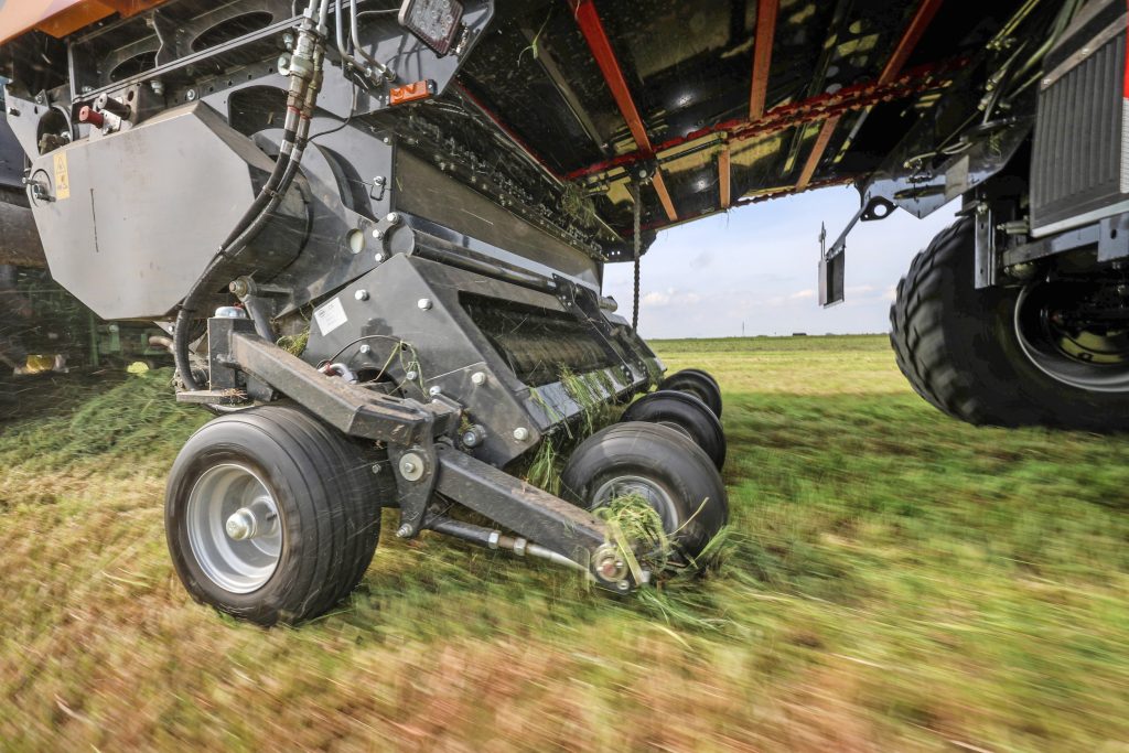 De slepende pick-up werkt met zes tandbalken en een curvebaan. Geen ketting meer, maar een hydraulische aandrijving. Hij kan praktisch vrij pendelen en leunt op zes loopwielen.