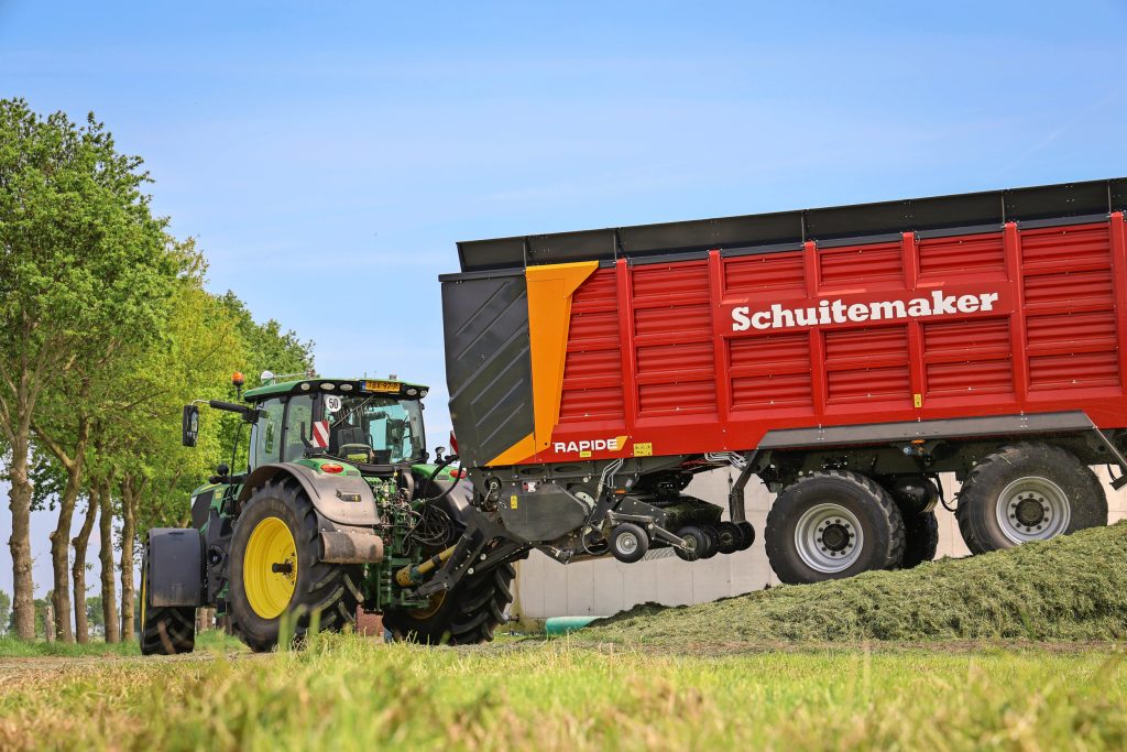 De dissel heeft meer slaglengte in de cilinders voor een hogere bodemvrijheid op de kuil. In het land is er een automatische hoogteregeling om zo de hoek van de pick-up ten opzichte van de invoer ideaal te houden.