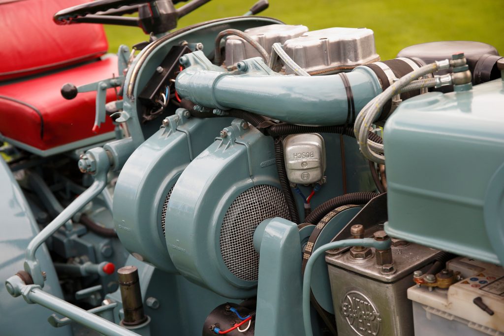 Wat een Eicher tot Eicher maakt is de luchtgekoelde motor. Bij Eicher altijd voorzien van één ventilator per cilinder. Bij zwaardere motoren soms ook nog met een extra voor de oliekoeler.