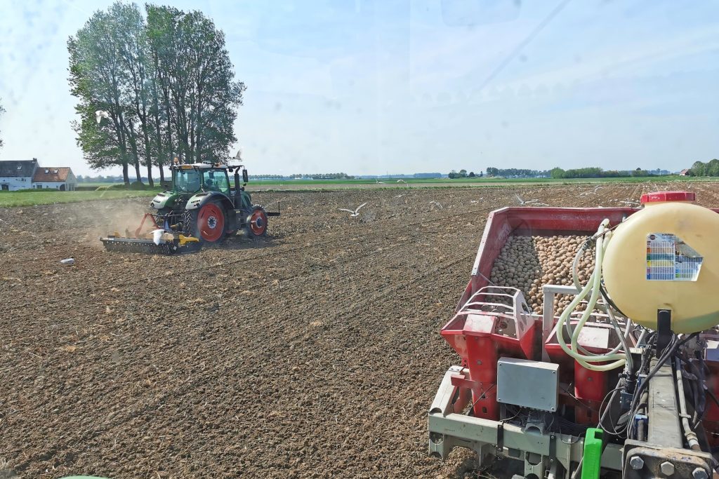 Terwijl de autonome Fendt 716 met kopeg het aardappelland klaar legt, kan akkerbouwer Salomé zich focussen  op het aardappelen poten en toch de onbemande Fendt in de gaten houden. – Foto: Brian Salomé