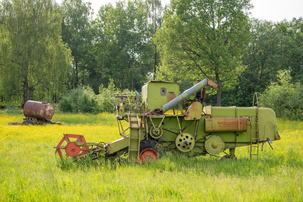 Veel huizen in het buitengebied hebben een stukje land, en hebben een trekker (vaak Belarus), en wat machines voor de aardappelteelt. En geregeld een oude maaidorser, zoals deze Claas Matador.