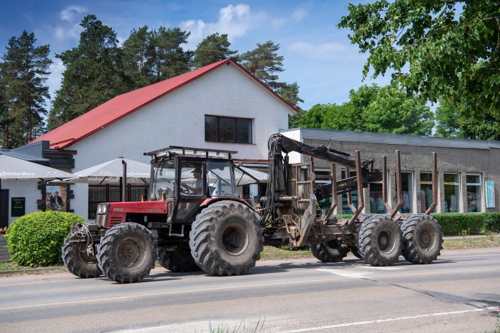 Een toevallige passant in Letland: deze Belarus 952.2 op dikke banden, met een bomenwagen erachter. Dit soort combinaties kom je in de Baltische Staten met enige regelmaat tegen.