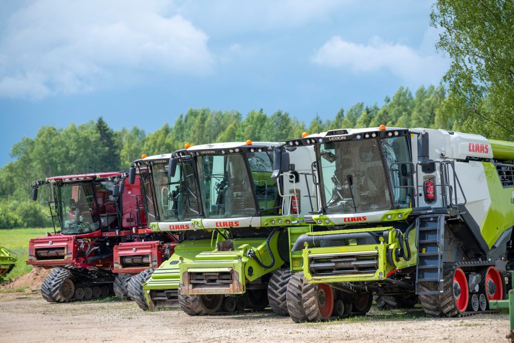 Vijf maaidorsers op een rij. Twee Case IH Axial Flow-maaidorsers worden vooral gebruikt op het biologische deel van het bedrijf. Twee Claas Lexions werken vooral in de gangbare granen. De voorste, een Lexion 8600, is een demo-machine, die waarschijnlijk op het bedrijf blijft.