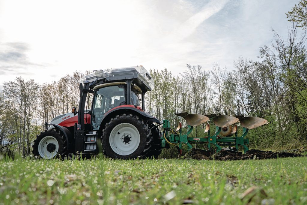 De Steyr FCTrac wordt getest in Oostenrijk. Steyr laat weten verder te willen werken aan de ontwikkeling van deze waterstoftrekker met brandstofcel.