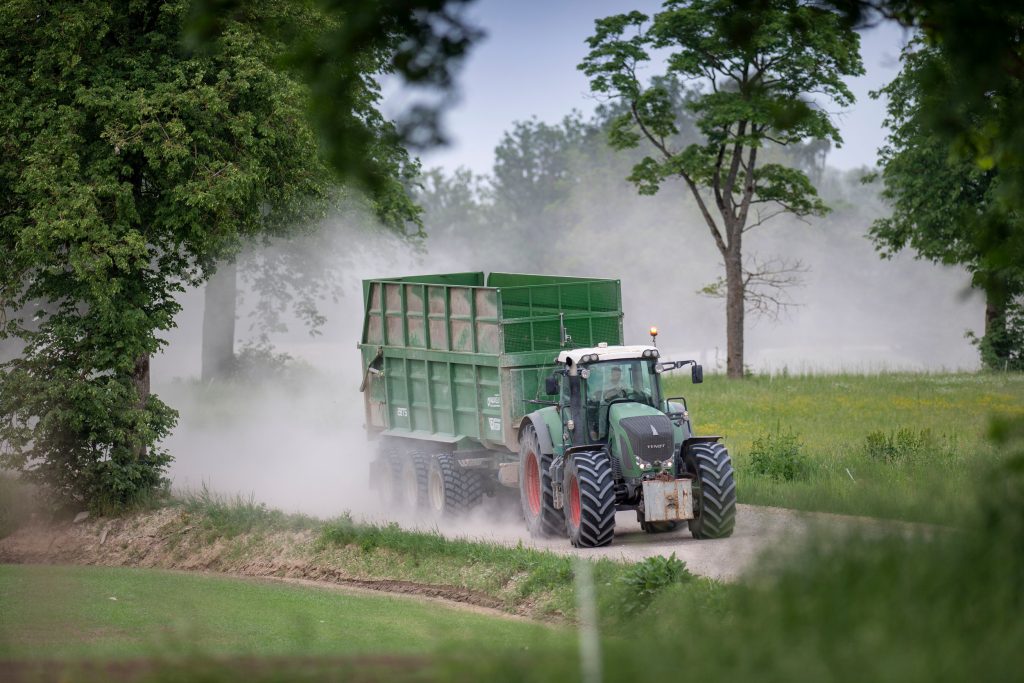 Verderop in Letland wordt een snede gras gehakseld. Om de paar minuten stuift er hier daarom een Fendt uit de 900-serie voorbij, afgewisseld met een vachtwagen met containerbak.