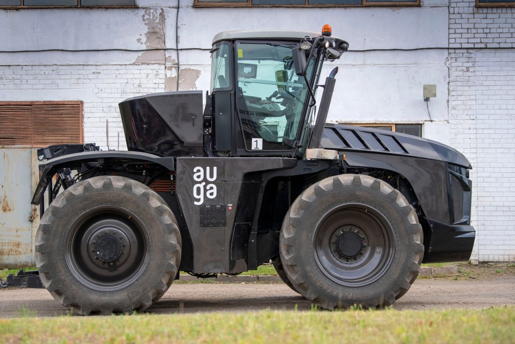 De 500-pk-sterke Auga M1-trekker is 4 meter hoog, weegt 13 ton en staat op viermaal IF 900/50 R42-banden.