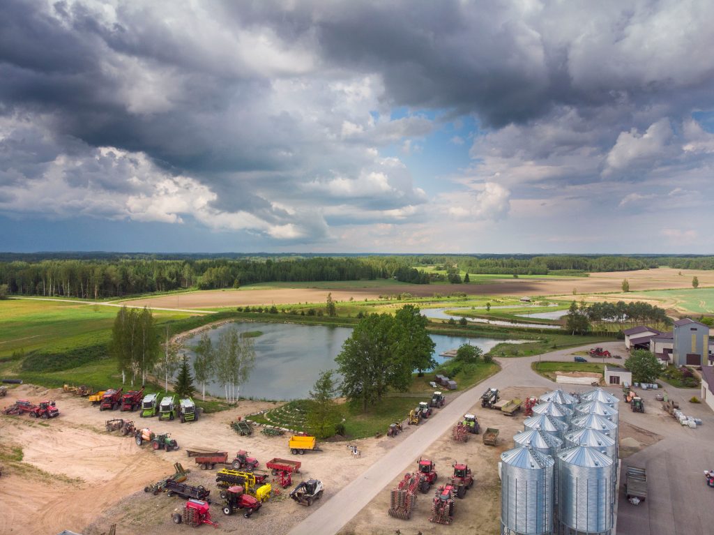 Een overzicht van het akkerbouwbedrijf van Aldis Ločmelis. Zijn bedrijf Z/S Kotiņi is met zo’n 5.000 hectare een van de grootste zaaizaadproducenten van Letland.