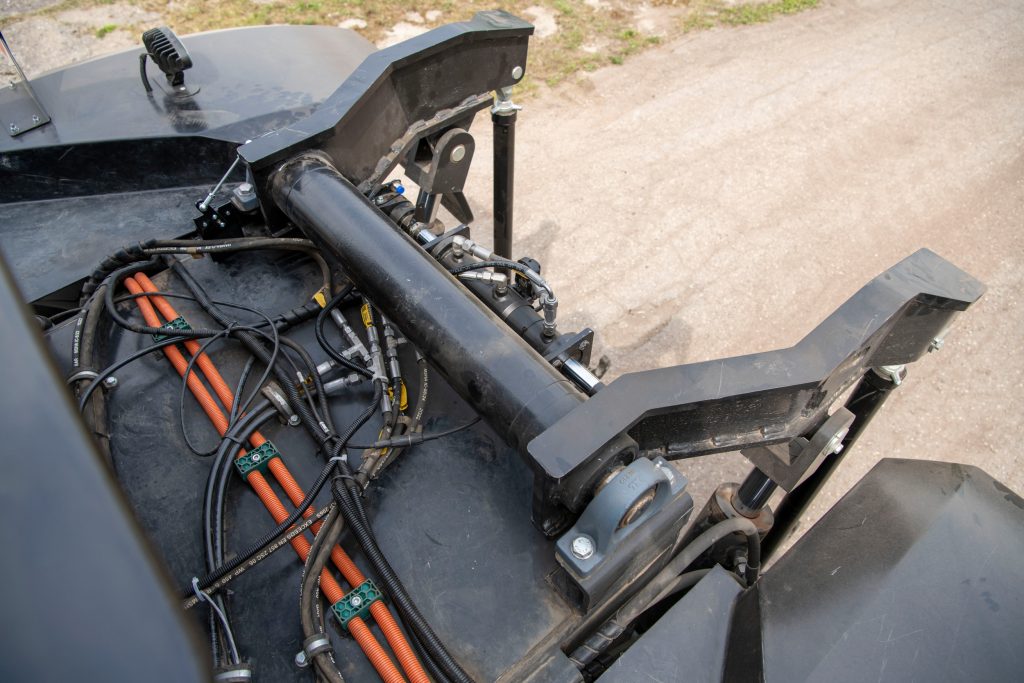 De hefinrichting is speciaal ontwikkeld voor de trekker vanwege de klep die opent. Er is een camera gemonteerd voor het aan- en afkoppelen van werktuigen.