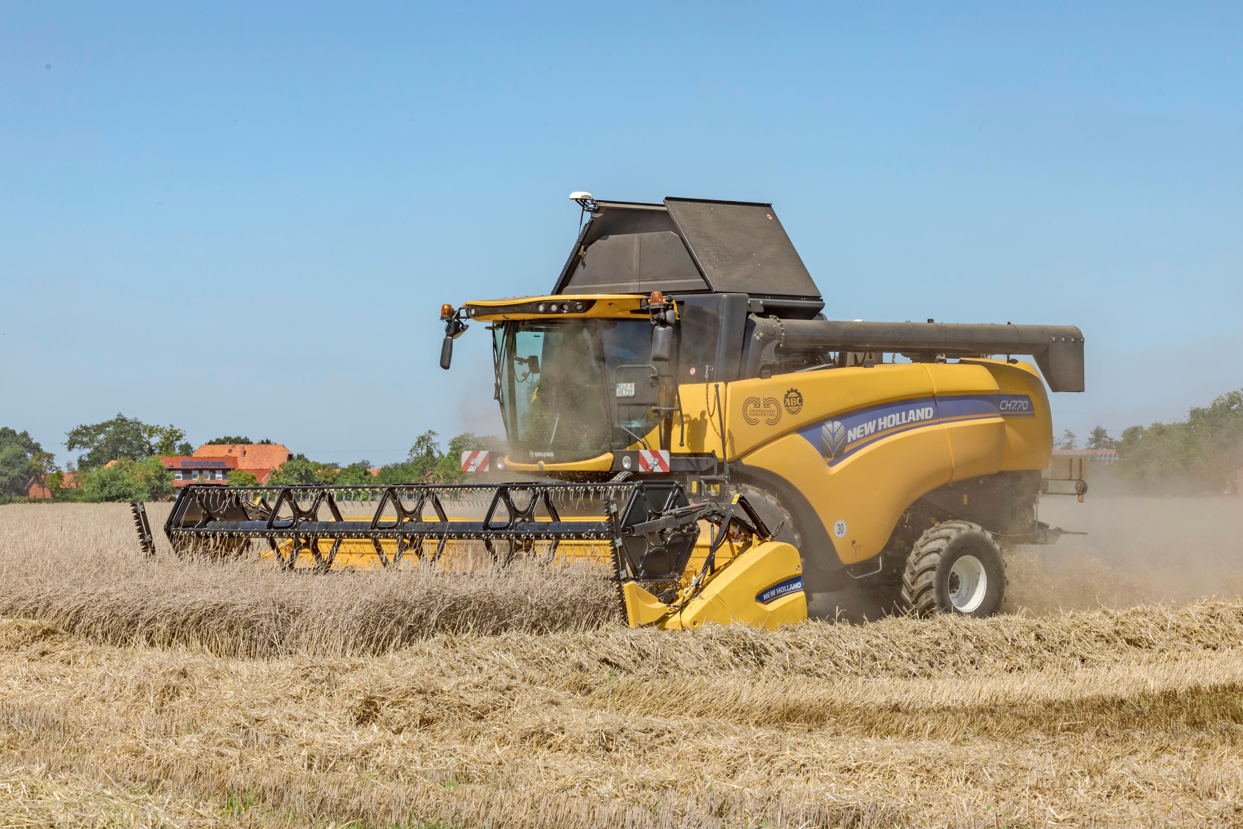 Sinds medio 2020 levert New Holland de hybride maaidorser CH 7.70, met een combinatie van de dorsprincipes van de CR-serie en de CX 6.90. Daar staat de afkorting CH, van Crossover Harvesting, dan ook voor. TREKKER doet verslag van praktijktest van de New Holland CH 7.70 in de zomer van 2023. – Foto’s: Stefan Tovornik