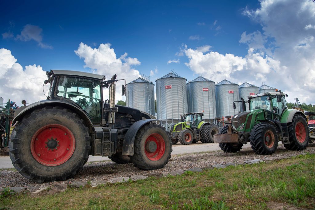 Omdat het bedrijf steeds bleef groeien, kocht Aldis Ločmelis er steeds een trekker bij. Daardoor is een gevarieerd en omvangrijk machinepark ontstaan.