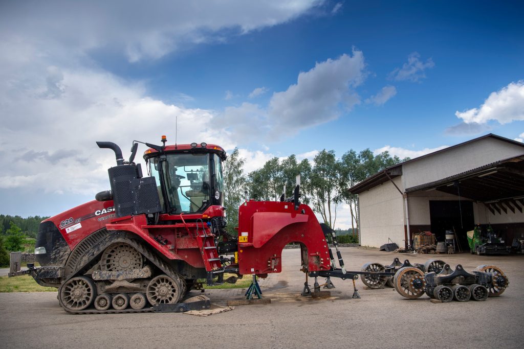 Een Case IH Quadtrac-kniktrekker mankeert wat aan de achteras. Daarom is er een leentrekker gekomen. Onderhoud en reparaties voert Z/S Kotiņi zo veel mogelijk zelf uit.