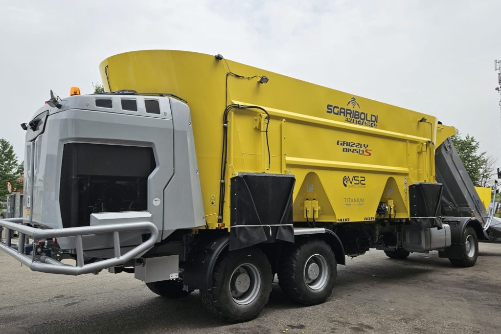 De voermengwagen heeft een inhoud van 45 m3. Om de wagen vol te krijgen is het laadkanaal 80 cm breed. De chauffeur kan kiezen uit een manuele functie (zelf laden) of laden via de intelli-loader.