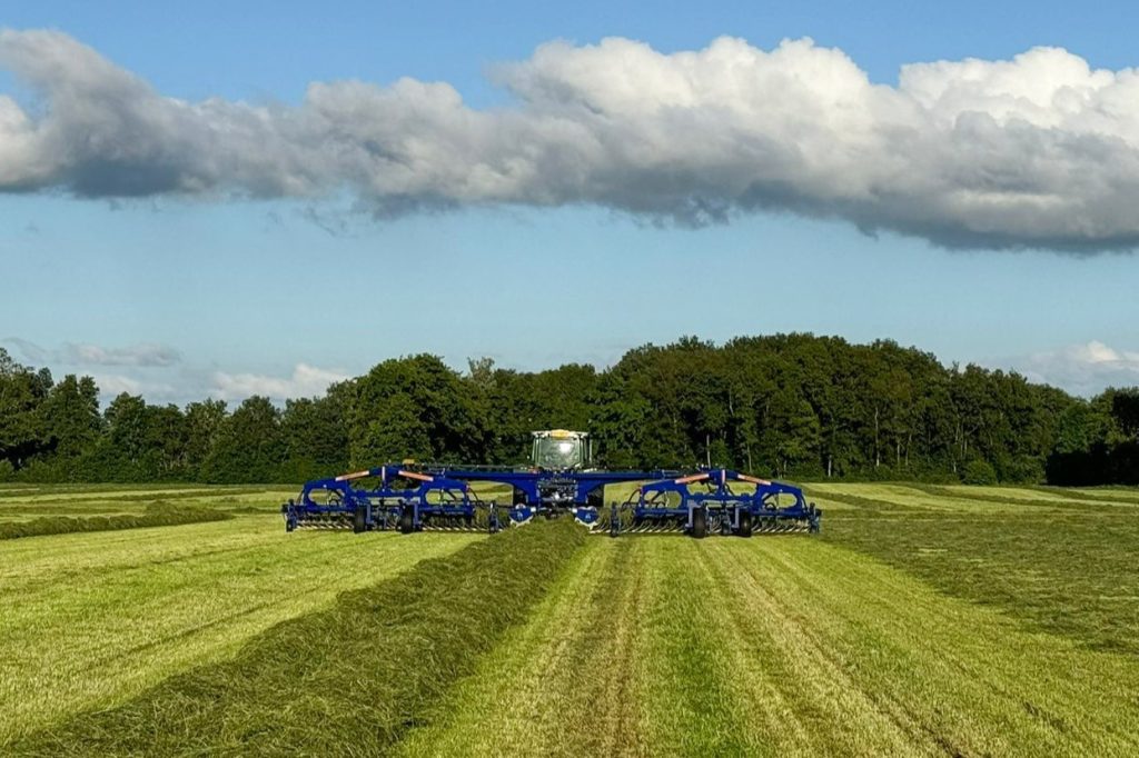 Het gras sleept niet over de grond naar het midden toe, maar ‘hupst’ ernaartoe. Dat moet zorgen voor minder grond of zand in de wiers.