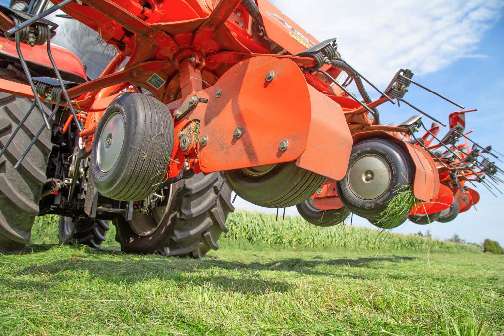 Voor een goede gewichtsverdeling ontwikkelde Kuhn dit tandemwielstel voor de middelste twee rotoren. De achterste rotoren hebben beschermkappen om te voorkomen dat het gras zich rond de assen wikkelt. – Foto: Tobias Bensing