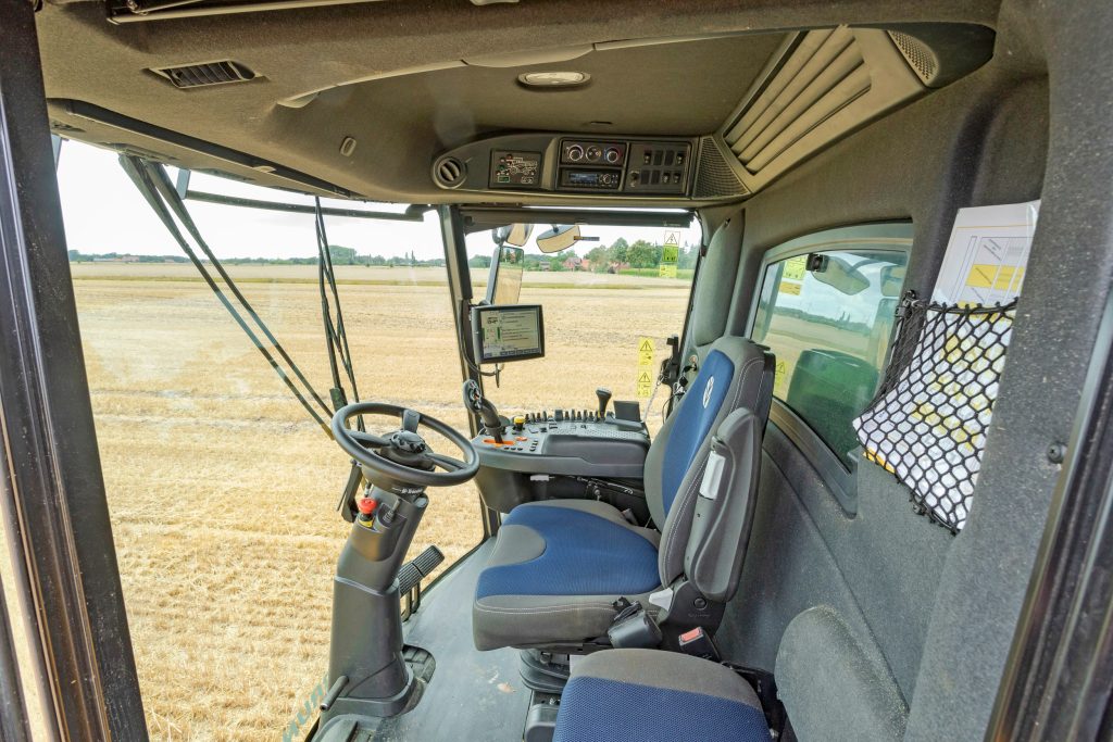 Vanuit de cabine heb je prima zicht op het maaibord, en de koelbox onder de bijrijdersstoel werkt super. Een wens is wat meer opbergruimte, en voor chauffeurs langer dan 1,80 meter meer beenruimte.