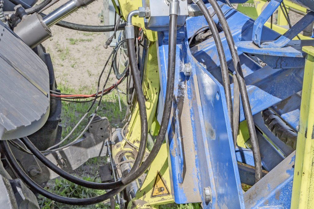 Via de hydraulische sideshift met een bewegingsruimte van +/- 15 centimeter blijft de schoffelmachine in het juiste spoor. De sideshift vraagt 10 liter olie per minuut.