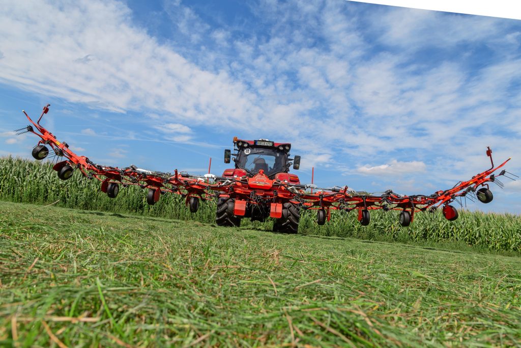 Kuhn noemt de kopakkerpositie Headland Lift Control (HLC). Dan kun je met geheven uiteinden over afrasteringspalen heen draaien. Buiten de kopakkers kun je de rotoren altijd aan de grond laten, want met 13 meter werkbreedte kun je zo de naastliggende werkgang oppakken. – Foto: Tobias Bensing