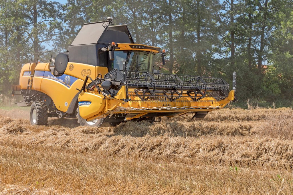 Wij werkten met het 7,62 meter brede Varifeed-maaibord. Dat overtuigt met de 66 centimeter grote vijzel en de tot 57,5 centimeter uitschuifbare messentafel. De korte gewasverdelers zijn aan te raden en de hydraulisch aangedreven koolzaadmessen monteer je in een mum van tijd.