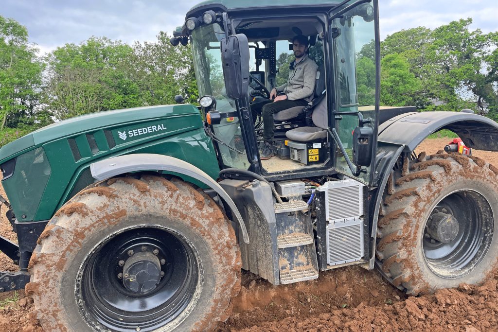 Arthur Rivoal, CEO van start-up Seederal, demonstreert het prototype van zijn elektrische Seeceral-trekker. Deze is gebaseerd op een JCB-trekker.