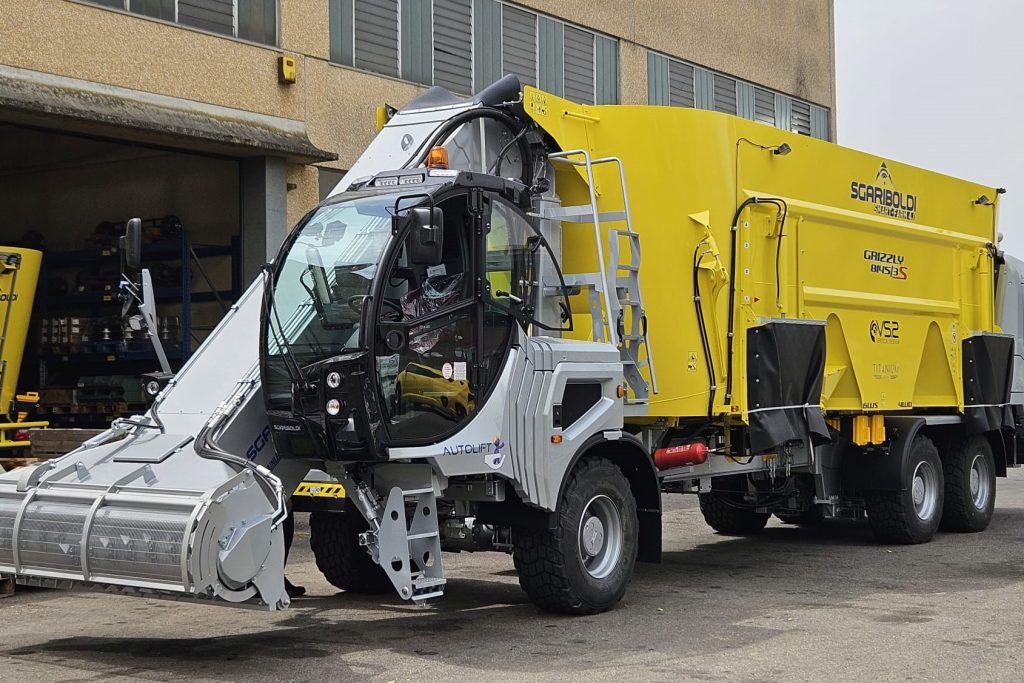 De Sgariboldi Grizzly 8145/3S is uitgerust met een een autolift-systeem. De chauffeur drukt op een knopje en stapt meteen in de cabine.