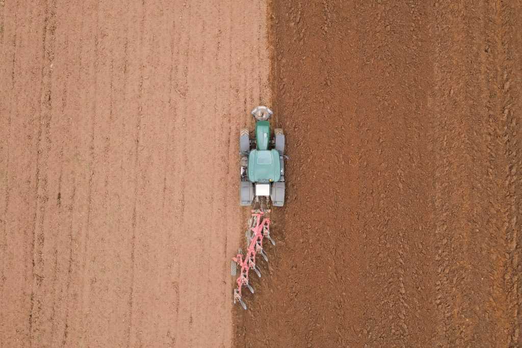 De trekker aan het werk met een vijfscharige ploeg. Met de huidige bouw kan hij 1,5 tot 2 uur vooruit op een acculading. De opvolger moet vier keer zo lang door kunnen werken.