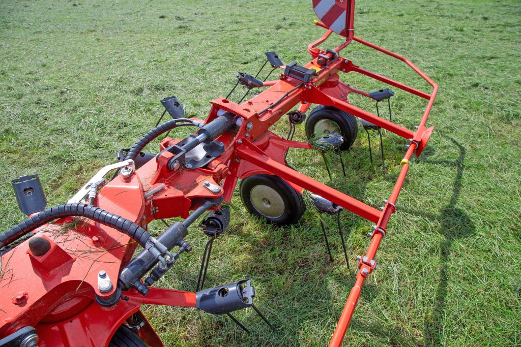 In minder dan 30 seconden klapt de GF 13003 ingenieus in. Per zijde vouwen eerst drie elementen naar binnen. Vervolgens vouwen er, dankzij deze constructie, nog twee schuin naar achteren. – Foto: Tobias Bensing