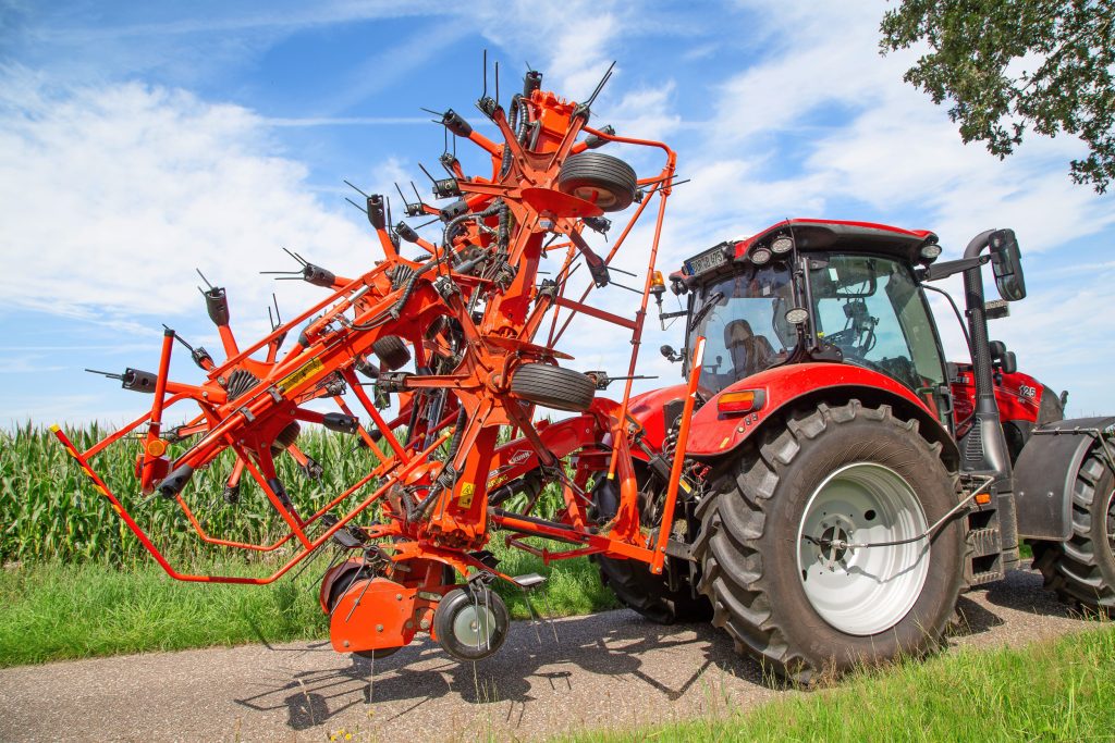 En zo ziet dat er dan uit in transportstand. 2,99 meter breed, 3,65 meter hoog en 3,45 meter lang. De 125 pk zescilinder trekker die ervoor stond tijdens de werktuigtest kon ‘m zonder frontgewicht de baas.– Foto: Tobias Bensing