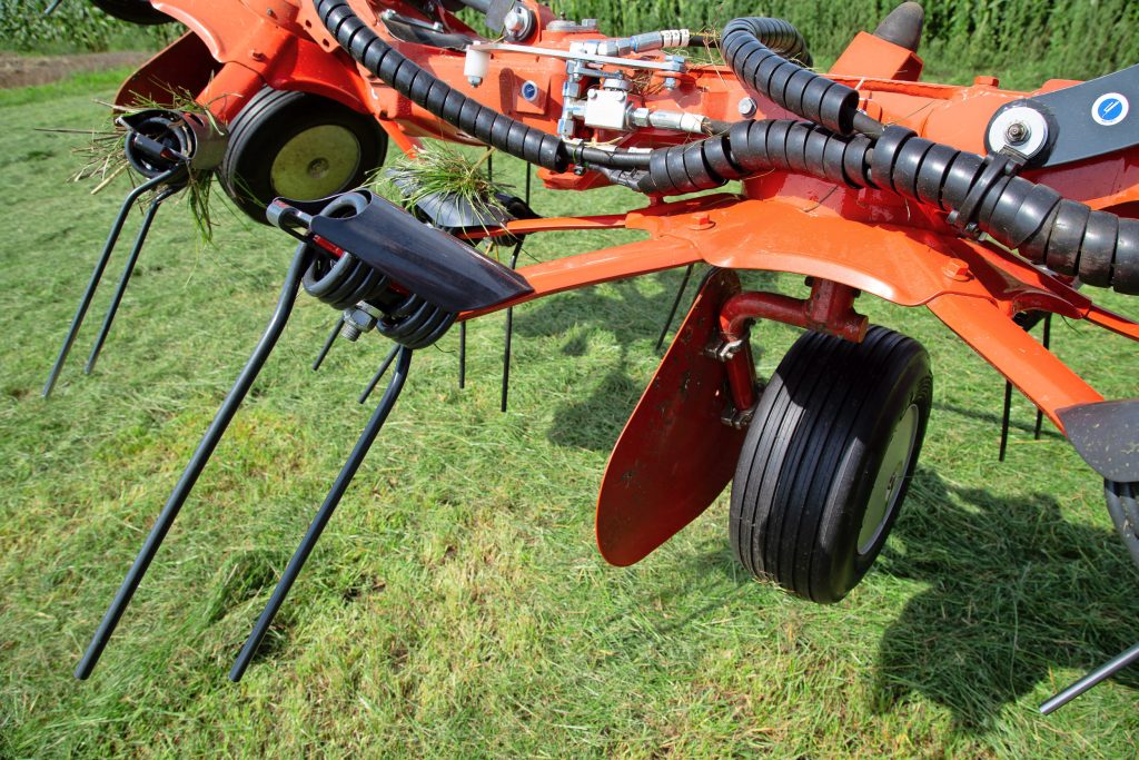 Kuhn verbeterde de rotoren, de tandarmen liggen nu in een in de rotorplaat geperste kom. Dat werkt bijzonder stabiel. Voor extra stevigheid hebben de tandarmen twee zettingen in de lengterichting. – Foto: Tobias Bensing