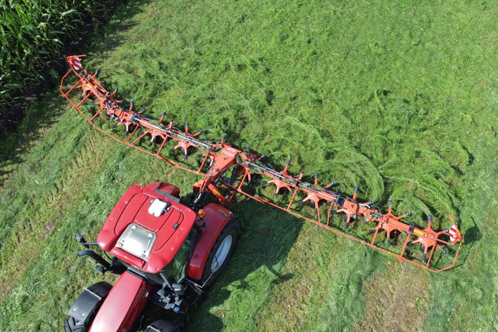 Voor het kantschudden kun je de twee buitenste rechter rotoren hydraulisch scheef naar achteren zetten. Dat werkt prima zodra je de logica van de kleine bedieningskast eenmaal doorhebt. –Foto: Stephan Hülsmann