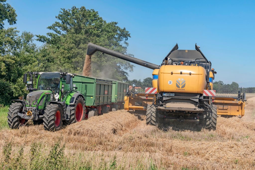 De graantank is 9,3 m3 groot en kan 7,2 ton tarwe opslaan. Het lossen daarvan gaat in minder dan anderhalve minuut. De reikwijdte van de lospijp is standaard 4,75 meter en optioneel 6,40 meter.