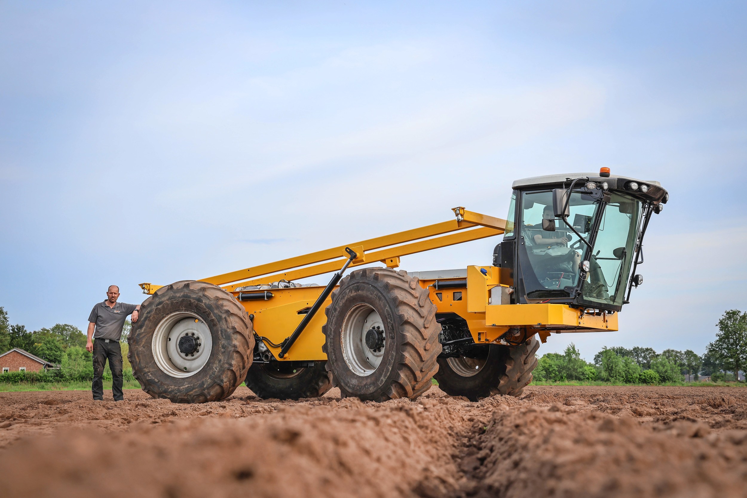 Met 320 pk, schuifassen, vierwielbesturing, een mechanische transmissie en een verwisselbare opbouw ziet machinebouwer Bram Wijnen zelfrijder Lite Trac een breed publiek bedienen. Als voorbeeld noemt hij de toepassing als zelfrijdende pootmachine of kunstmeststrooier voor grotere akkerbouwers. – Foto’s: Matthijs Verhagen