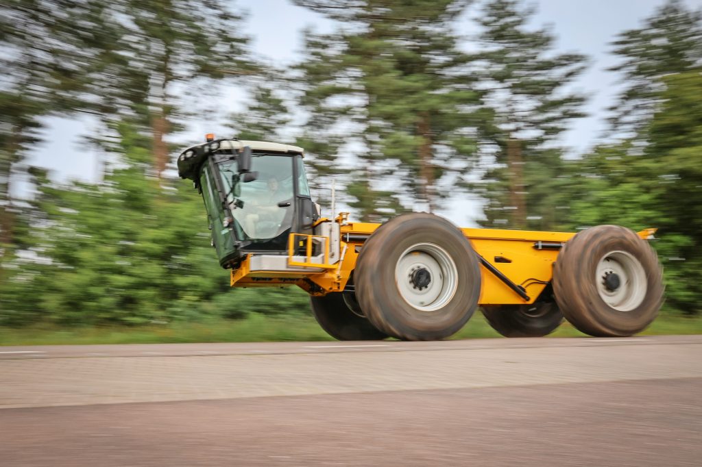 De Lite Trac LTV3000: 320 pk en een mechanische aandrijving vormen de basis. De ruime opbouwmogelijkheid maakt de zelfrijder universeel én geeft een goede 50-50 gewichtsverdeling.