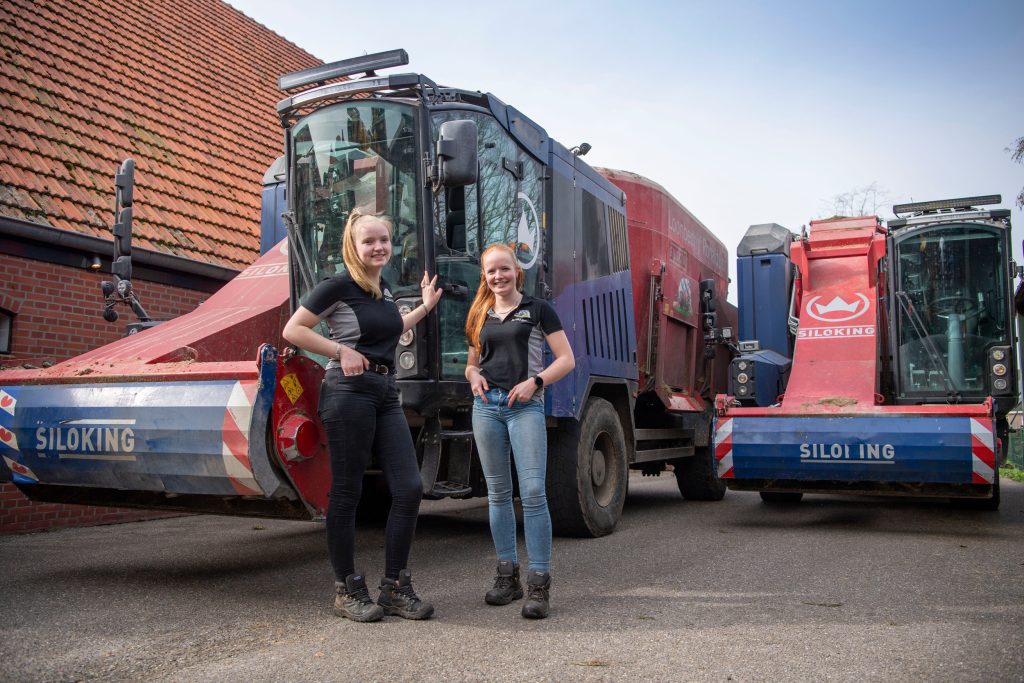 Dochters Lianna en Fenna zijn regelmatig achter het stuur te vinden van de Siloking, die dagelijks 200 kilometer aflegt om 9.000 koeien van een maaltijd te voorzien.