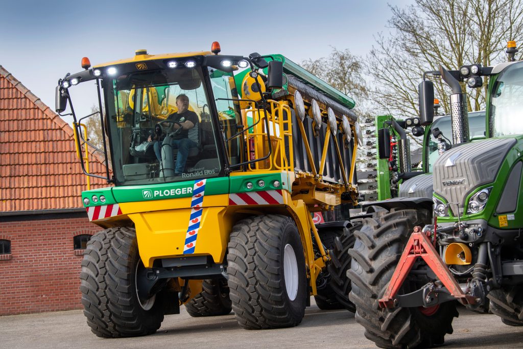 De Ploeger CM4240-zelfrijdende bandhark sluit prachtig aan bij de capaciteit van de Big M. Groot voordeel van de zelfrijder is dat deze het gewas voor de machine uit opraapt. Zo vermijd je rijden over het gewas.