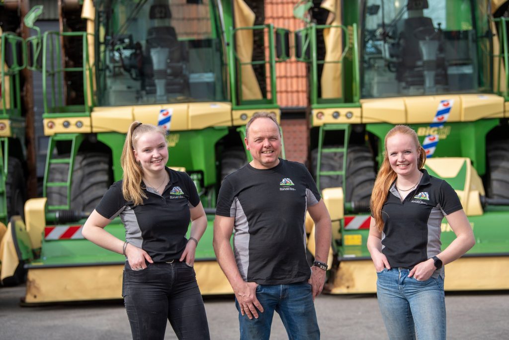 In 1994 startte Ronald Bos (55) als zelfstandig loonwerker. Inmiddels werkt dochter Lianne (24) ook in het bedrijf en is er een vaste medewerker. Dochter Fenna (20) springt regelmatig bij, maar studeert nog. Innovatie en durf om snel en efficiënt te kunnen werken, is altijd de rode draad geweest. Daarbij staat de zelfrijder centraal. Bos richt zich op voederwinning en loonvoeren en daarnaast op grasland verbeteren en vloeibare kunstmest.