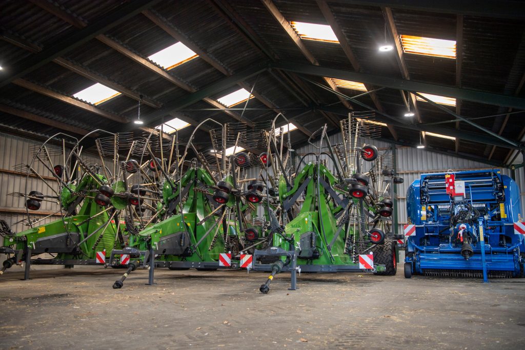 De Fendt Former 14055 pro-harken hebben een werkbreedte van 14 meter. Ingeklapt claimen de drie grote werktuigen nog steeds de nodige ruimte. Met passen en meten weet Bos al zijn materieel onder dak te zetten.