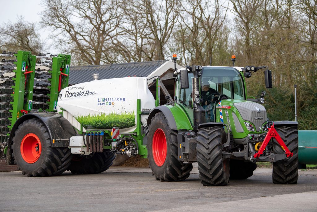 De Duport Liquiliser dient uiterst nauwkeurig vloeibare kunstmest toe en is zeer geschikt voor precisielandbouw. De spaakbemester laat nagenoeg geen sporen achter. Bos verwacht een toenemende vraag naar deze manier van kunstmest toedienen.