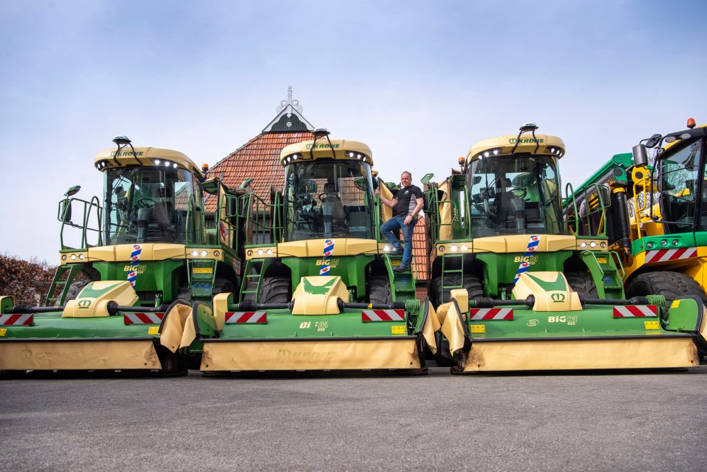 Drie Big M-maaiers van de laatste generatie. De zelfrijders van Krone speelden altijd een belangrijke rol in de bedrijfsvoering, evenals het zelf uitdenken en aanpassen van machines: de non-stop balenpers en de inmiddels vaak gekopieerde voorsnijder.