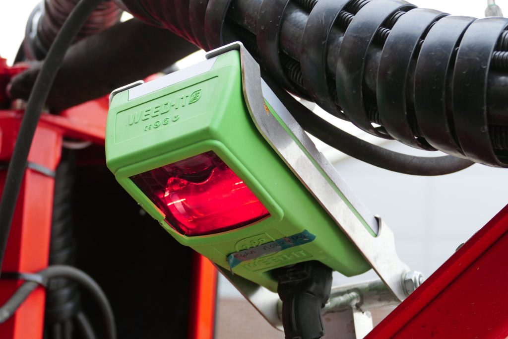 De Rometron-sensor zendt rood licht uit en meet de reflectie van dat licht als basis voor het herkennen van gewassen. Door dit principe is de machine ook niet afhankelijk van daglicht.