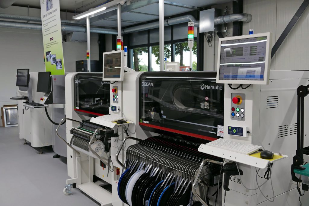 De fabrikant investeerde recent nog flink in eigen productie. Zoals deze volautomatische printplaat-soldeermachines. Ook kabelbomen produceert Rometron in het eigen bedrijf in Steenderen (Gld.).