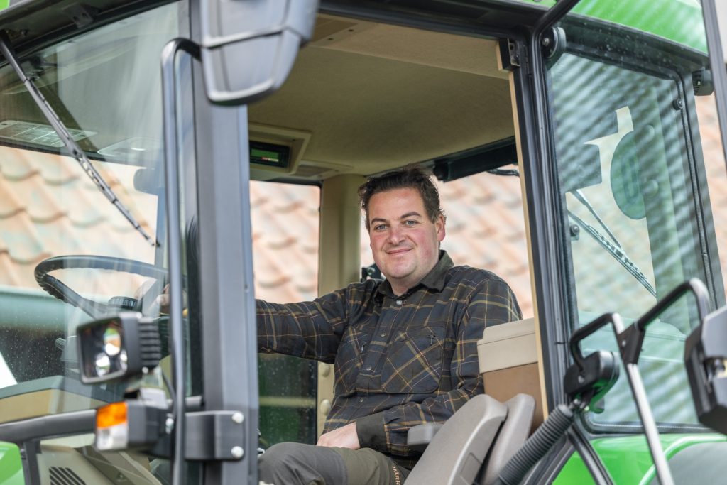 Christiaan Olde Bolhaar (38), directeur/eigenaar van Olde Bolhaar Ecoservice, woont in Overdinkel (Ov.). De trekkerliefhebber kocht de John Deere 7710 om er wat mee rondom huis te werken. Maar veel werk zal de John Deere niet meer doen, daar is-ie eigenlijk net te mooi voor geworden.