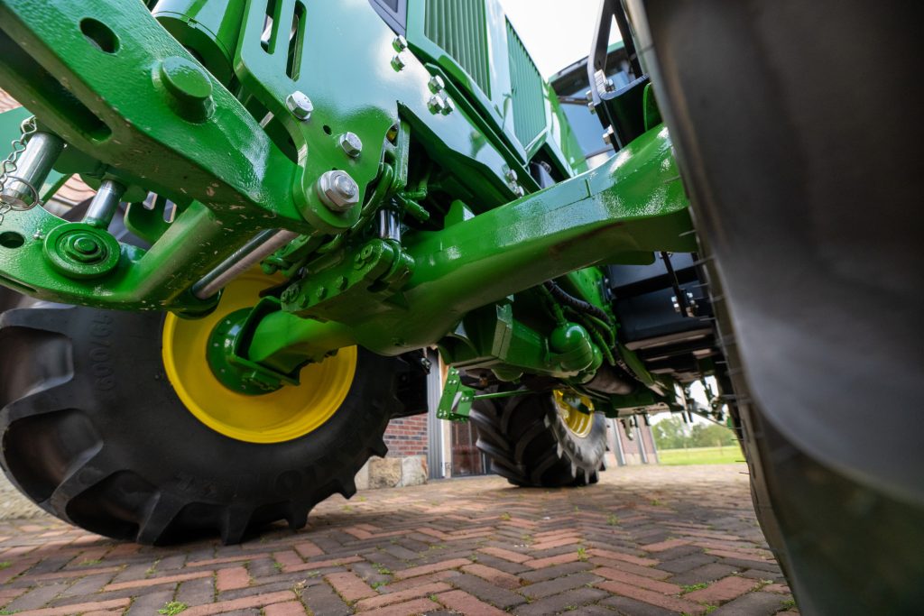 Een geveerde vooras, Triple-Link Suspension (TLS) genoemd bij John Deere, was een van de opties waar de 10-serie al vrij snel na de introductie mee op de markt kwam.