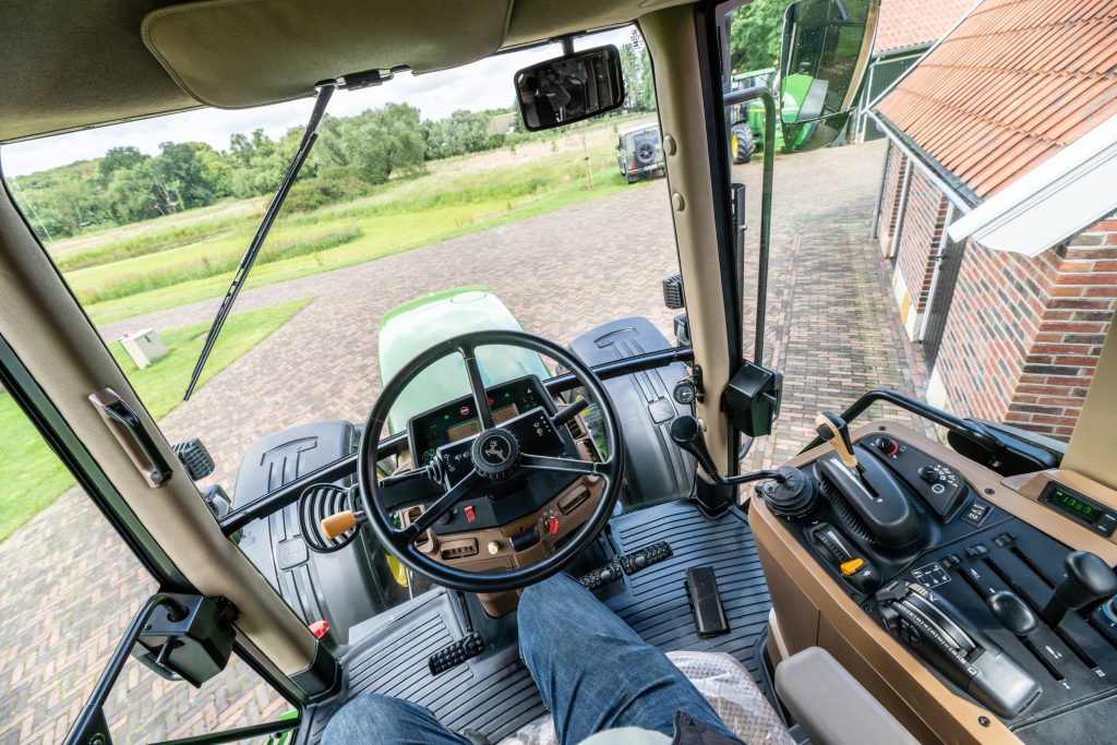 De cabine op de John Deere 6000- en 7000-trekkerseries is totaal anders dan de SG2-cabines die op de voorgangers zaten. Zicht en ruimte zijn met de nieuwe cabine enorm verbeterd.