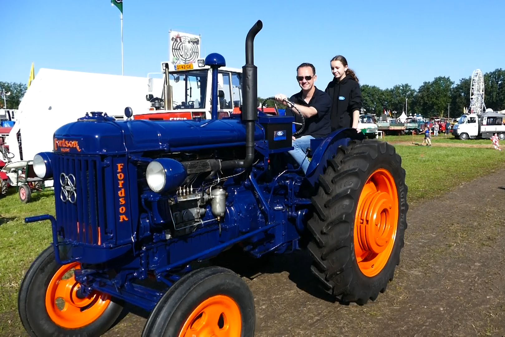 Al stond het 43e Internationaal Historisch Festival van de Historische Motoren en Tractoren vereniging (HMT) in Panningen (Gld.) dit jaar in het teken van trekkermerk Hanomag, deze oldtimer Fordson was ook van de partij. – Still uit video