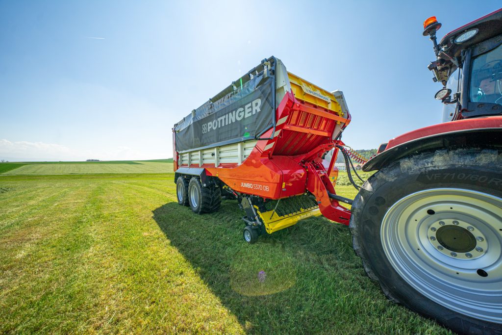 De Jumbo 5000-serie opraapwagens is voorzien van een mechanisch aangedreven pick-up. Een tandwielkast drijft de snijrotor aan.