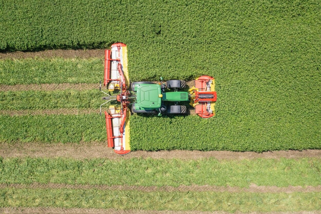 Het Cross Flow-systeem op vlindermaaier Pöttinger Novacat 9200V is lichter dan een kneuzer in combinatie met een dwarsafvoerband. – Foto: Pöttinger