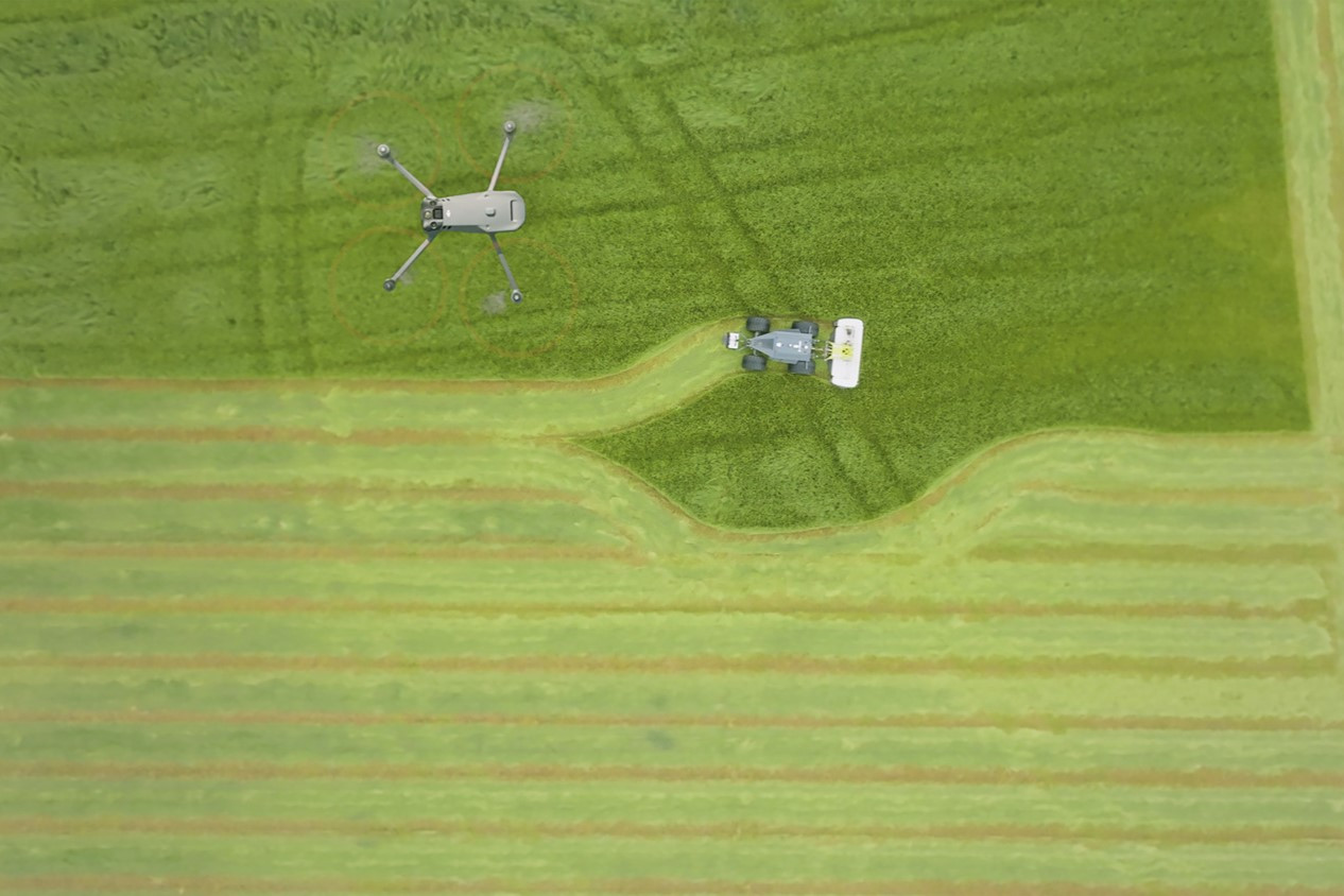 Claas en AgXeed kunnen via een drone-interface vogelnesten en wild vastleggen tijdens maaiwerkzaamheden met autonome trekkers en oogstmachines. Samenwerkingspartner thermal Drones spoort met een drone en warmtbeeldcamera’s de locaties van wild en vogelnesten op tijdens de grasoogst en geeft de informatie door aan de autonome machines, zodat deze veiligheidszones creëren. – Foto’s: Claas