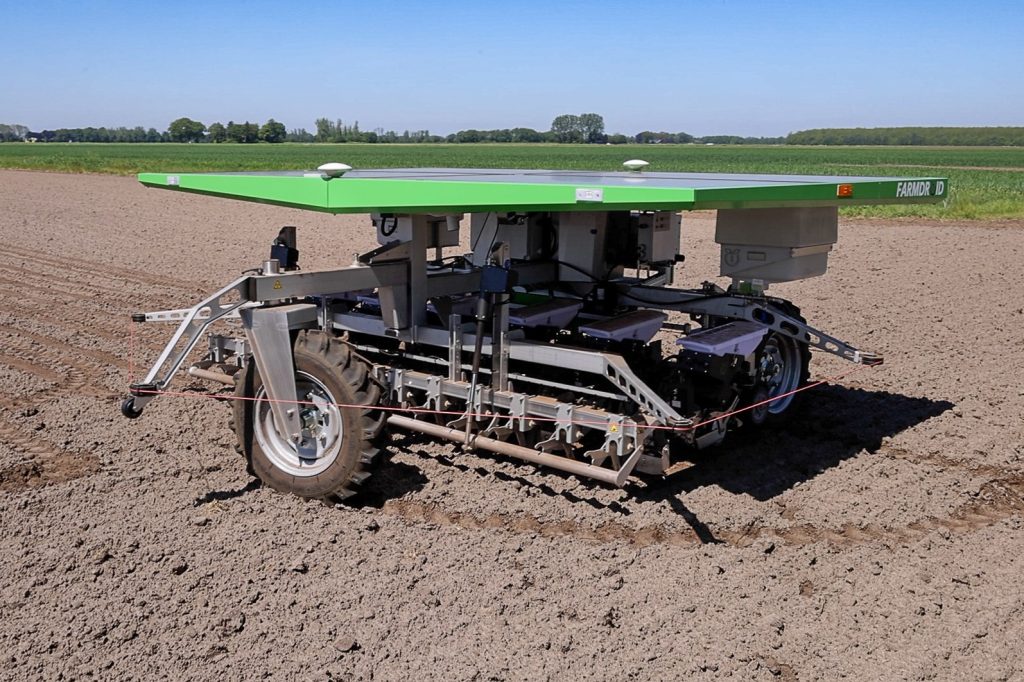 Farmdroid zaai- en schoffelmachine draait aan het eind van de voor op een akker in Onstwedde (Gr.). Het gebruik van de Farmdroid is niet simpel een kwestie van accu opladen, machine in het veld zetten en op de startknop drukken. Het vergt een flinke ingreep in de bedrijfsvoering van akkerbouwers.