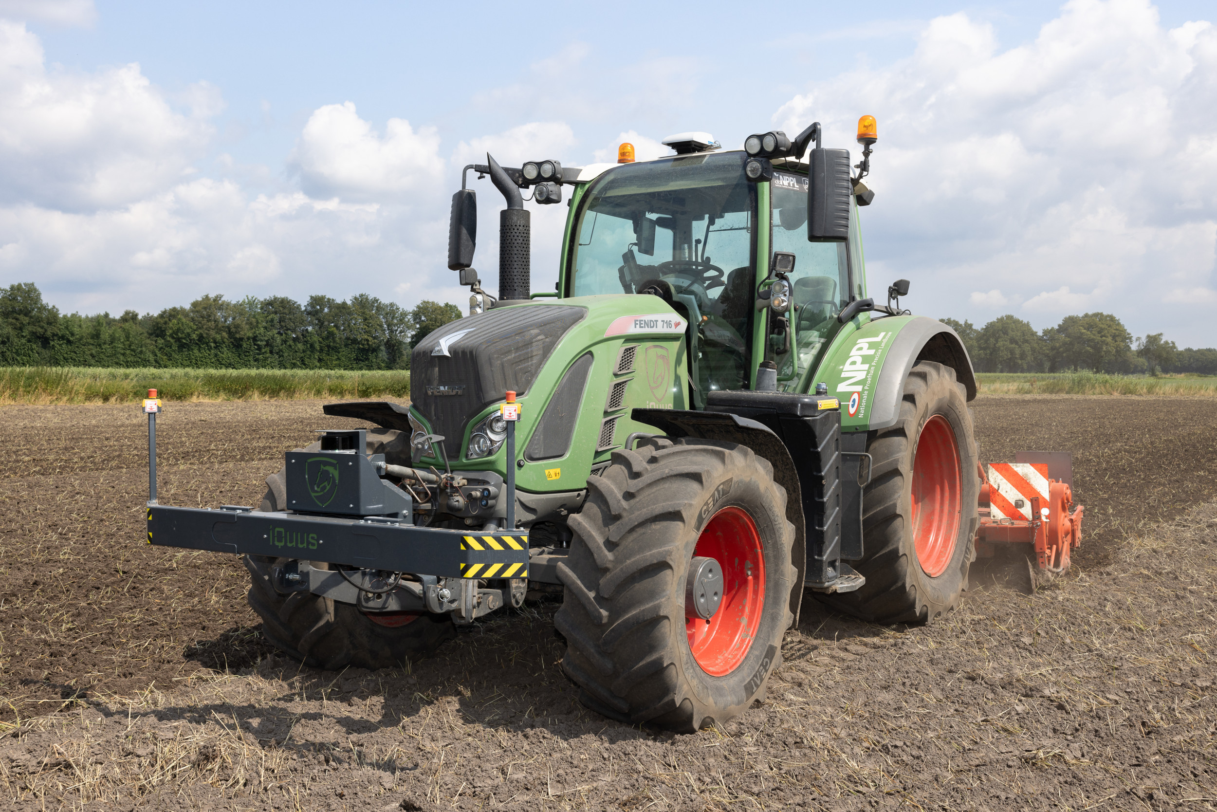 Een autonoom werkende trekker zoals deze Fendt 716 past wel bij Swinkels Groenten, vindt teeltmedewerker Aswin Dierx. “Als je al met gps en kopakkermanagement kunt werken, heb je dit systeem ook heel gauw in de vingers.” – Foto’s: Peter Roek