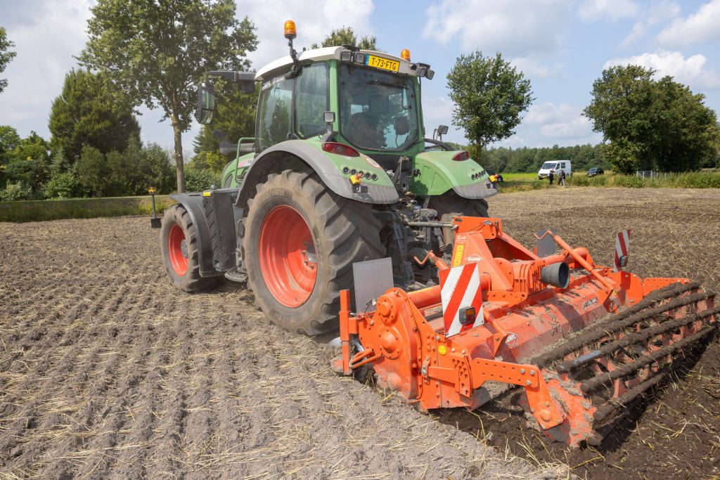 De demonstratie-trekker kan vanwege het ontbreken van een veiligheidsvoorziening achterop niet achteruitrijden. Gevolg is dat de trekker om te draaien een veel ruimere kopakker nodig heeft dan de 5 meter waarmee ze bij Swinkels werken.